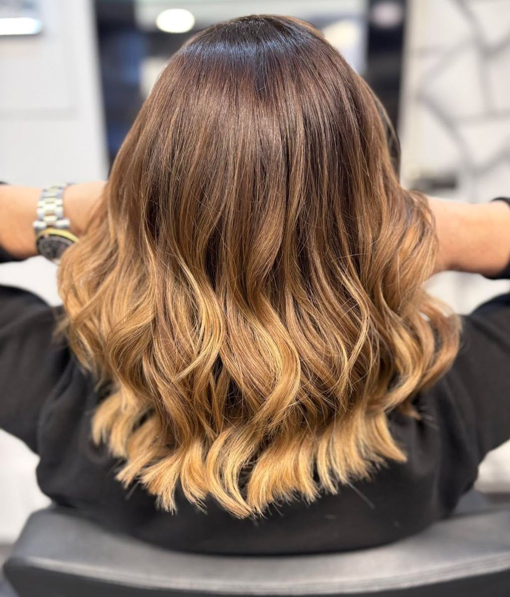 Barna–szőke balayage lágy hullámokkal